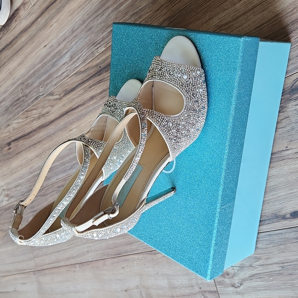 Beautiful white heels - Picture 4 of 12